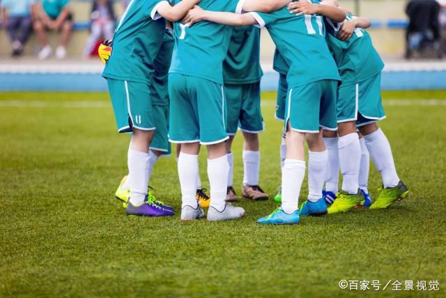 一名26岁女裁判在执法男子友谊赛中为阻止冲突被撞倒，确诊脑震荡